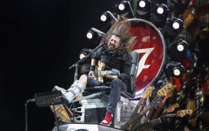 Foo%20Fighters%20Dave%20Grohl%20broke%20leg-large