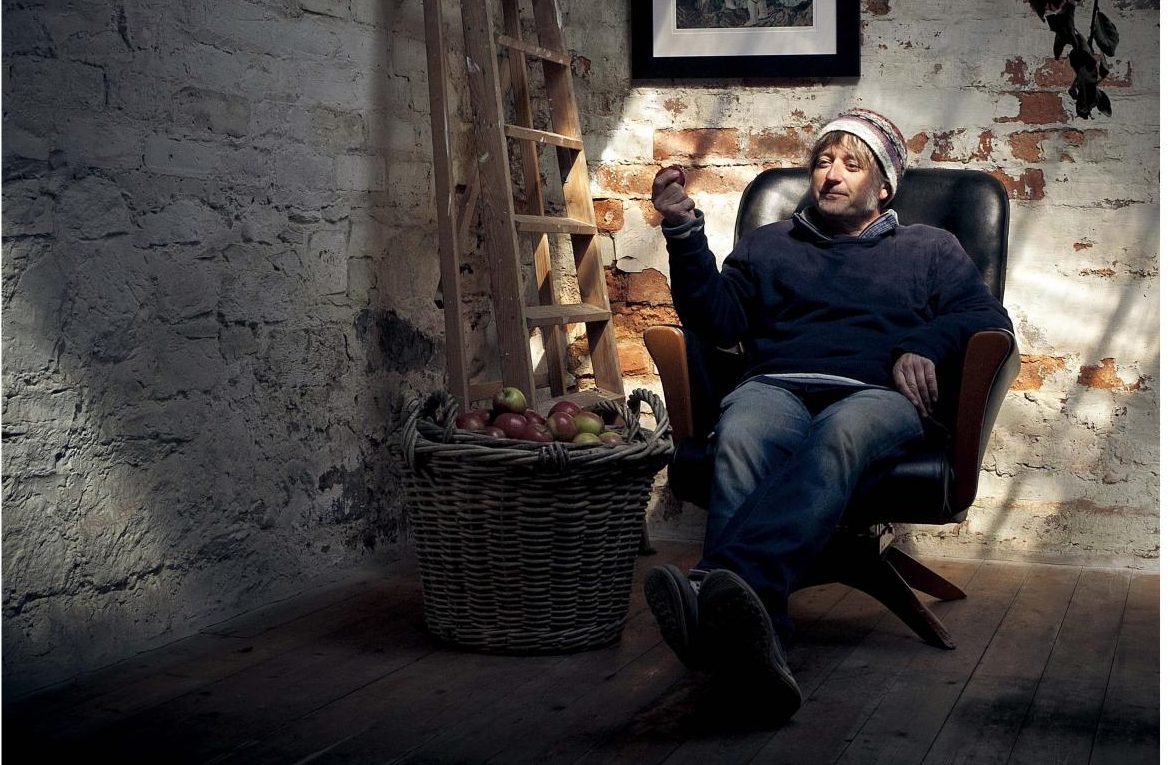 NEWS: King Creosote announces new album ‘Astronaut Meets Appleman,’ shares ‘You Just Want’