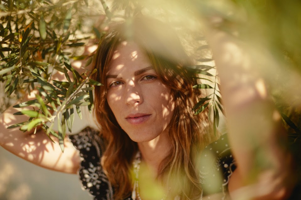 NEWS: Melody's Echo Chamber returns with the joyous and heavenly 'Looking Backward' from forthcoming third LP 2